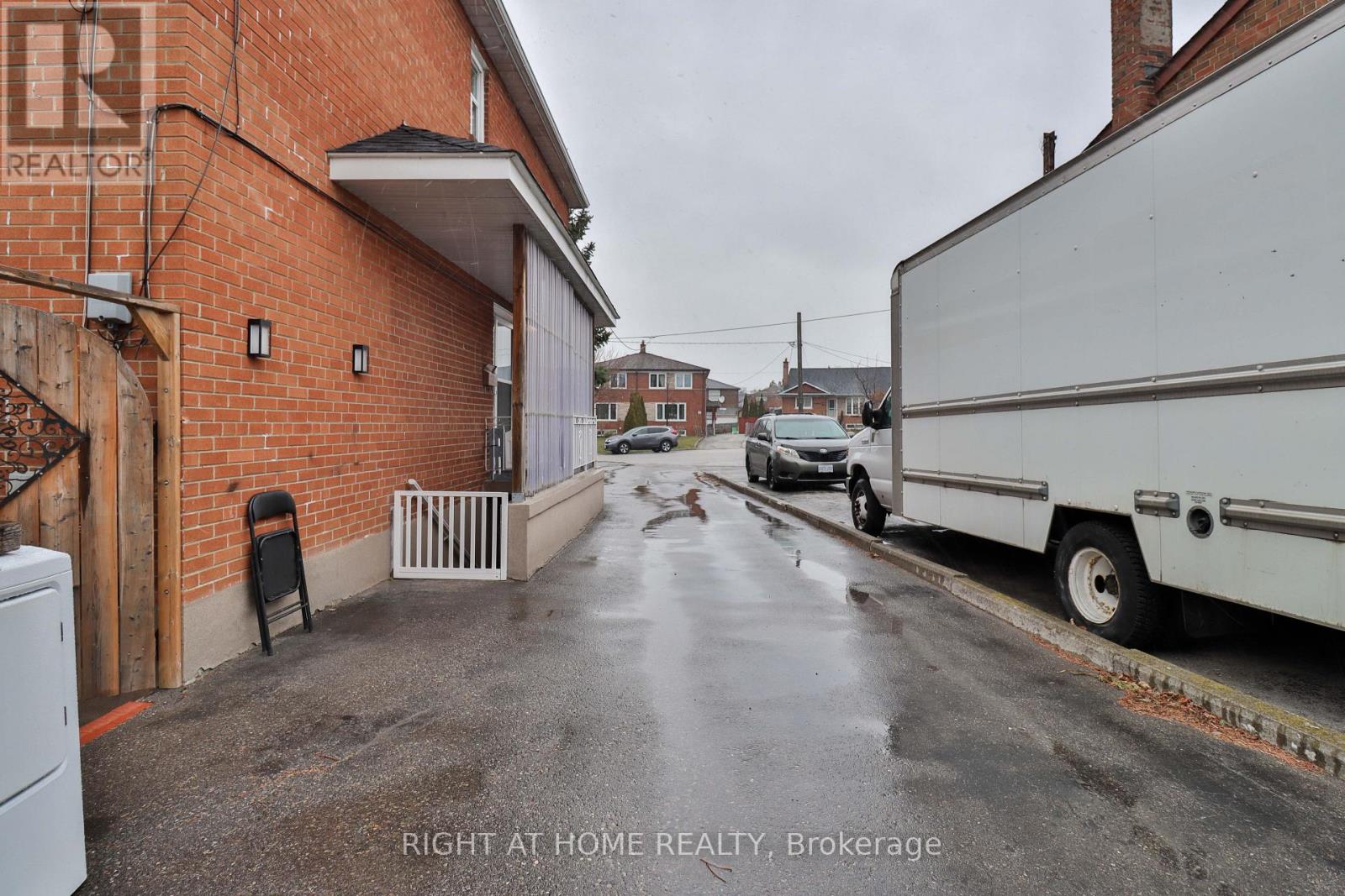 17 Rambler Place, Toronto, Ontario  M3L 1N6 - Photo 7 - W12613046