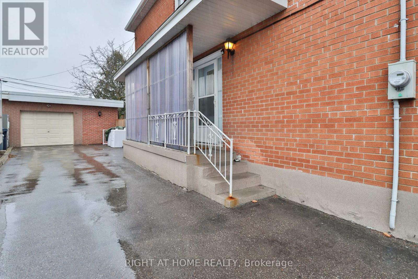 17 Rambler Place, Toronto, Ontario  M3L 1N6 - Photo 8 - W12613046