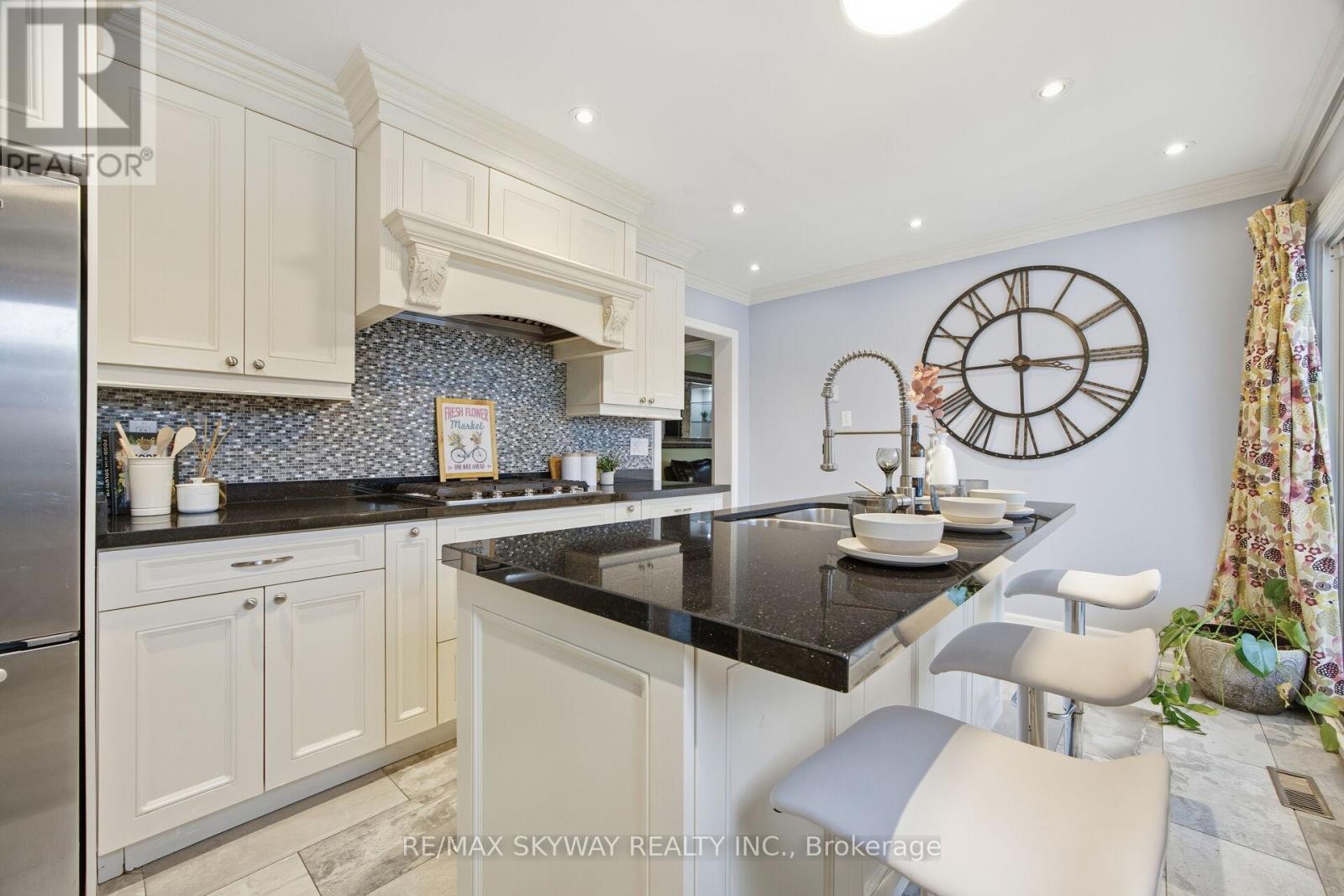 13 Mackay Street N, Brampton, Ontario  L6S 2Z9 - Photo 14 - W12613062