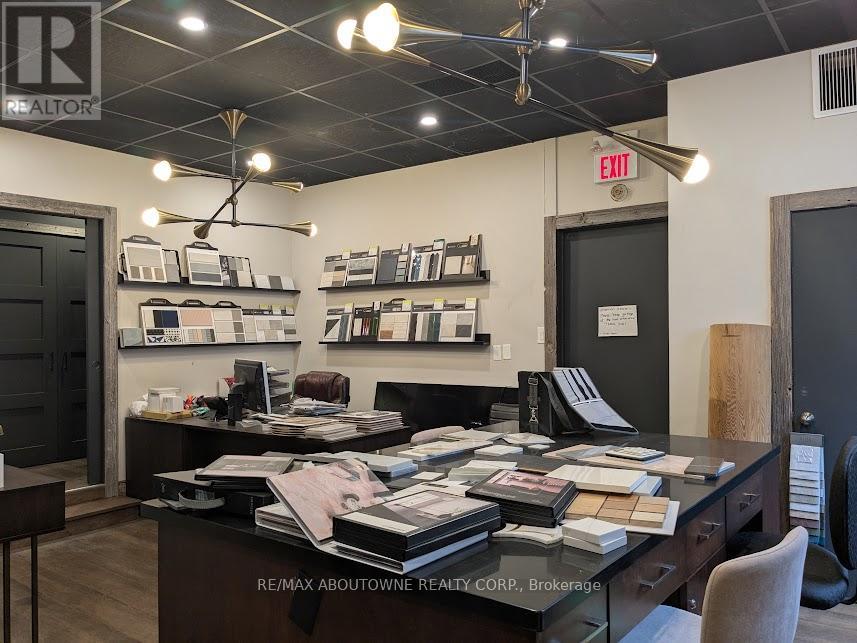 220 Lakeshore Road E, Oakville, Ontario  L6J 1H8 - Photo 9 - W12613074