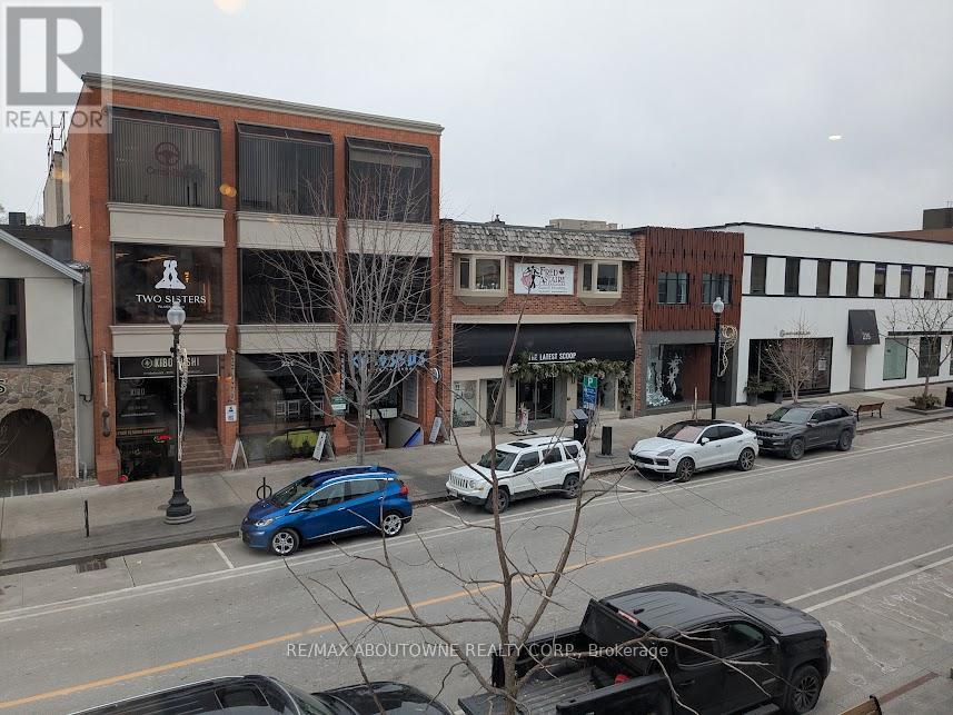 220 Lakeshore Road E, Oakville, Ontario L6J 1H8 - Photo 2 - W12613170