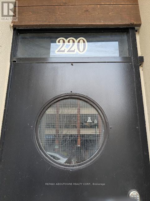 220 Lakeshore Road E, Oakville, Ontario L6J 1H8 - Photo 3 - W12613170