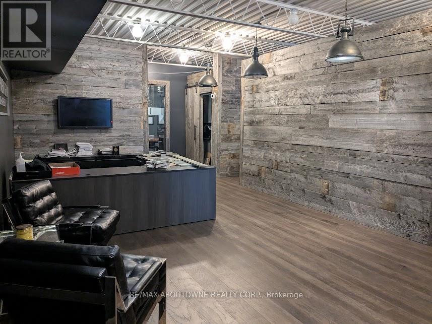 220 Lakeshore Road E, Oakville, Ontario L6J 1H8 - Photo 4 - W12613170