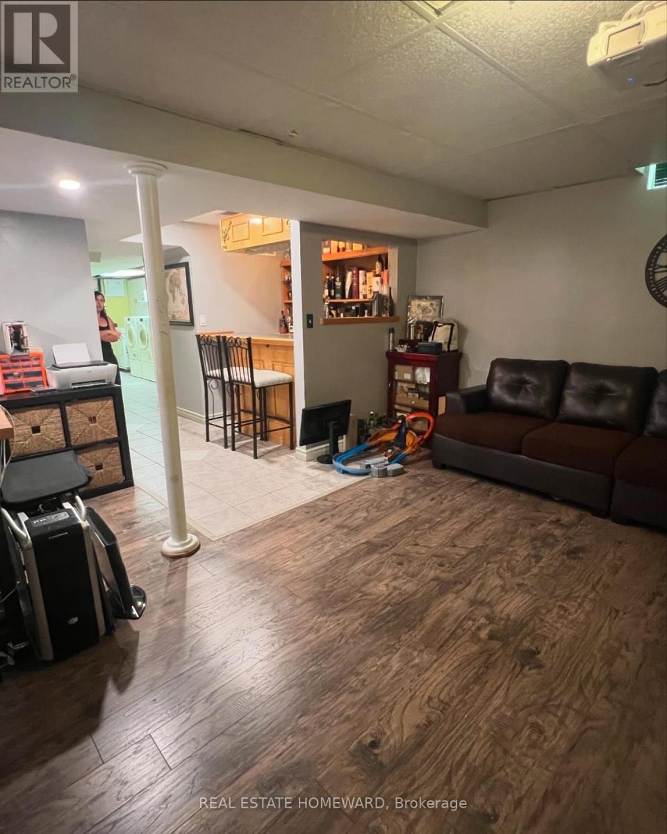 1129 Hickory Hollow Glen, Mississauga, Ontario  L5W 1J4 - Photo 2 - W12613196