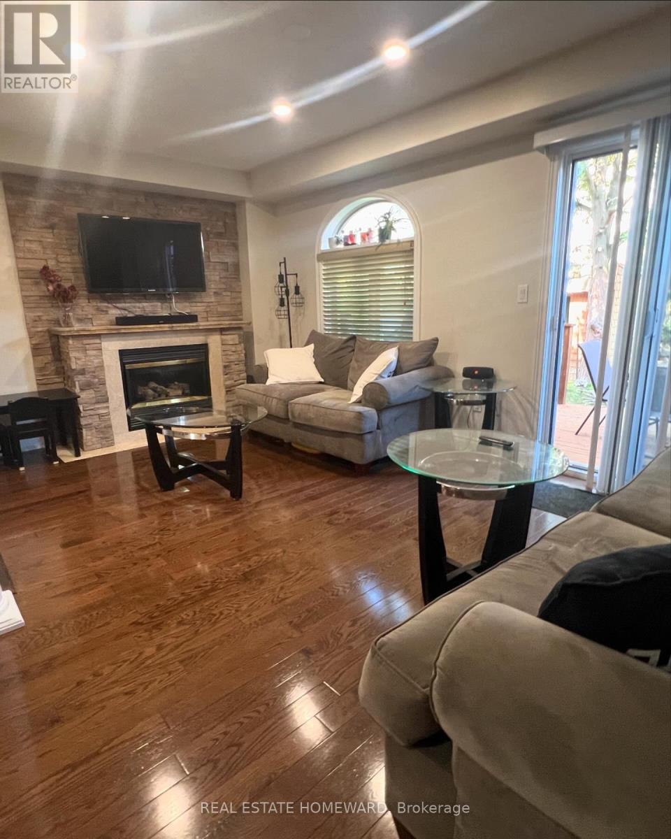 1129 Hickory Hollow Glen, Mississauga, Ontario  L5W 1J4 - Photo 3 - W12613196