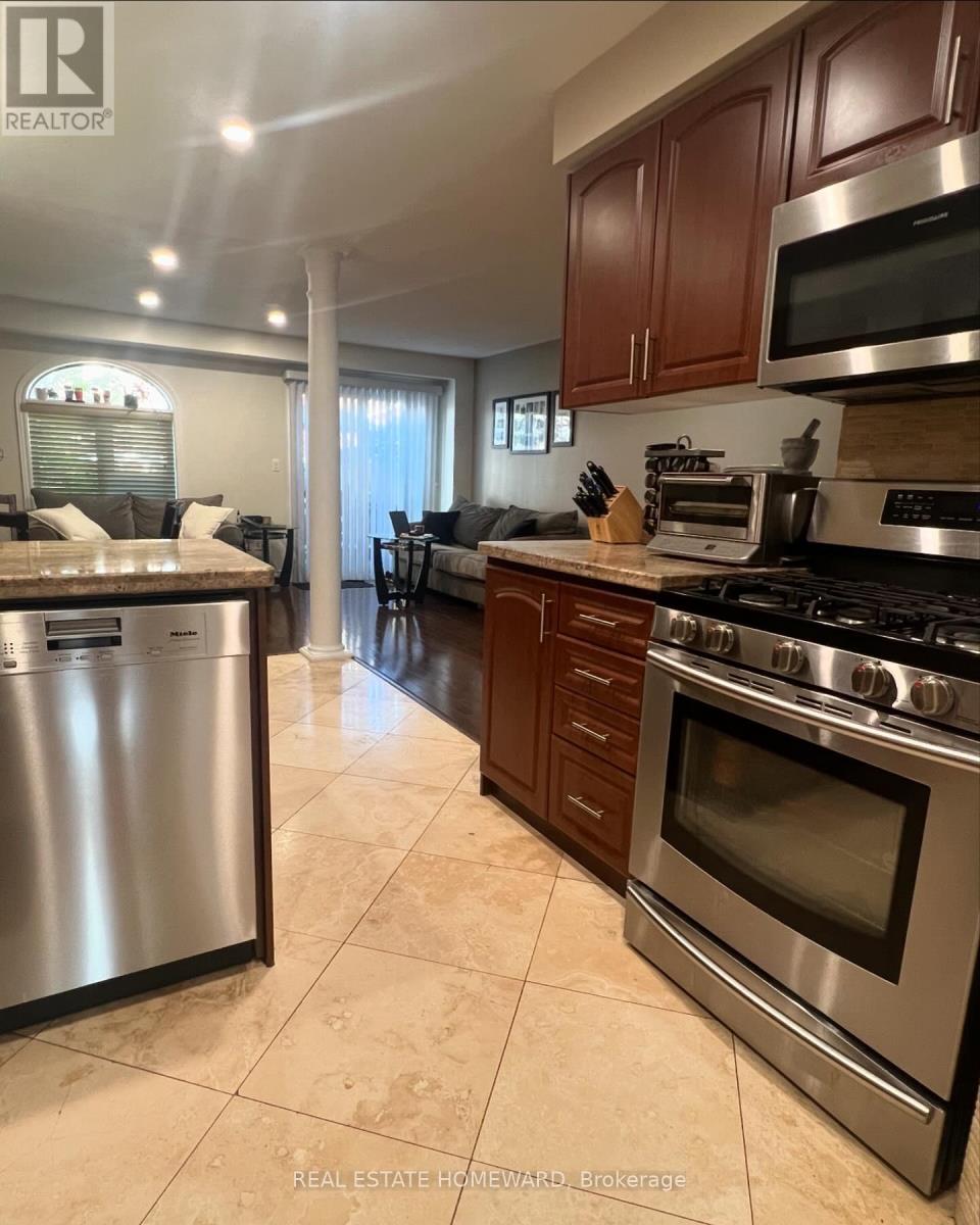 1129 Hickory Hollow Glen, Mississauga, Ontario  L5W 1J4 - Photo 5 - W12613196