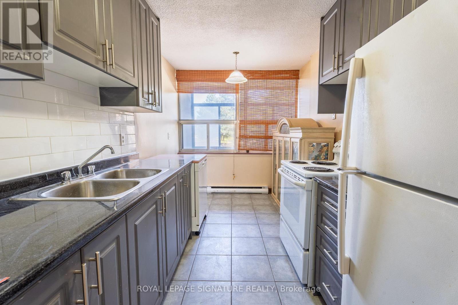 209 - 15 Kensington Road, Brampton, Ontario  L6T 3W2 - Photo 5 - W12613276