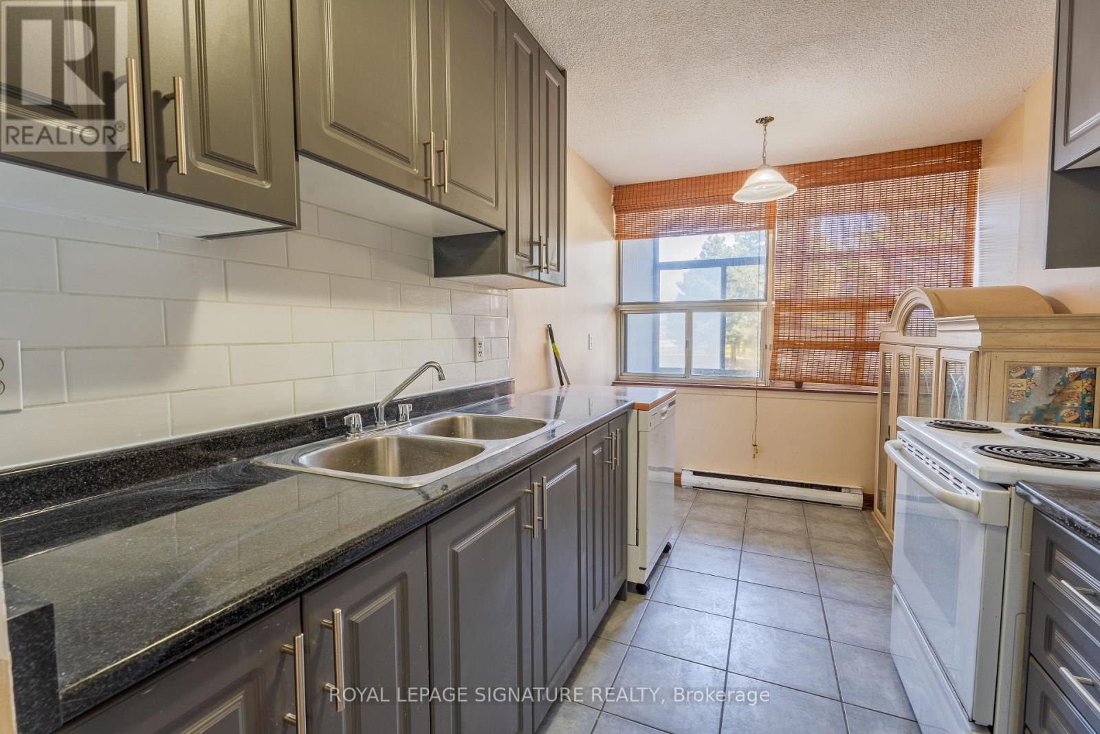 209 - 15 Kensington Road, Brampton, Ontario  L6T 3W2 - Photo 8 - W12613276