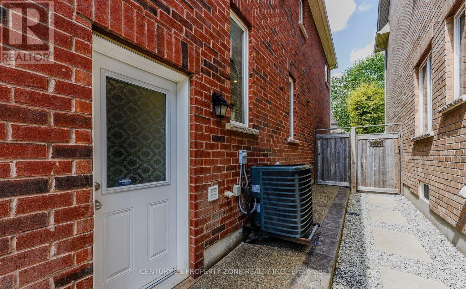 122 Bonnie Braes Drive, Brampton, Ontario  L6Y 0W7 - Photo 2 - W12613290