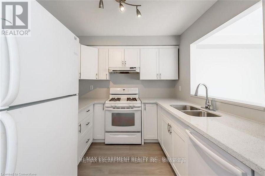 626 Taylor Crescent, Burlington, Ontario  L7L 7A5 - Photo 14 - W12613298