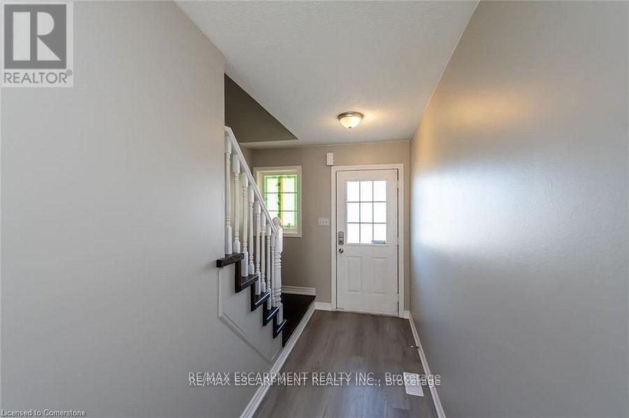 626 Taylor Crescent, Burlington, Ontario  L7L 7A5 - Photo 3 - W12613298