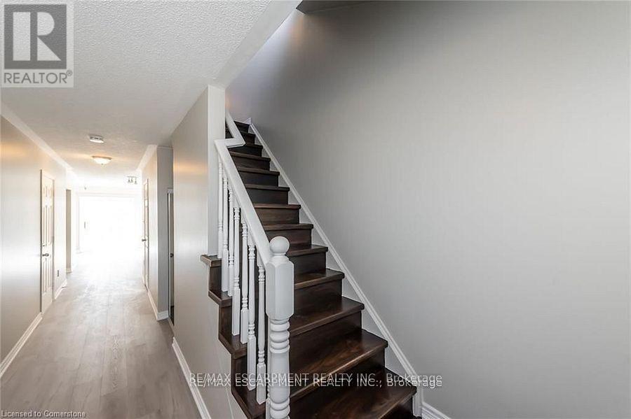 626 Taylor Crescent, Burlington, Ontario  L7L 7A5 - Photo 5 - W12613298