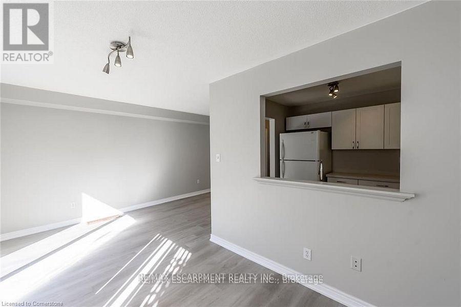 626 Taylor Crescent, Burlington, Ontario  L7L 7A5 - Photo 8 - W12613298