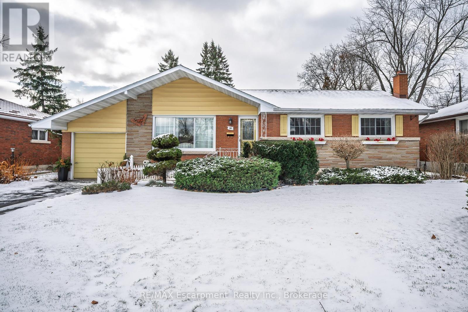 16 Glendale Drive, Welland, Ontario  L3C 4Y6 - Photo 2 - X12613434