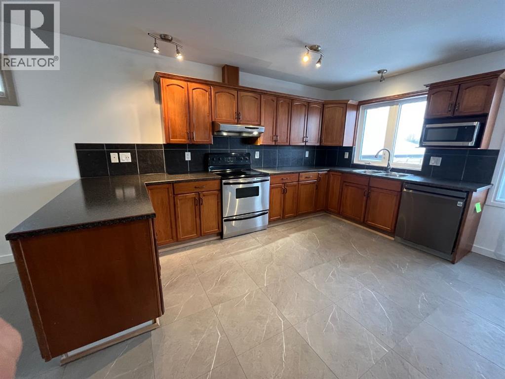 821 Railway Avenue, Cayley, Alberta  T0L 0P0 - Photo 5 - A2273177