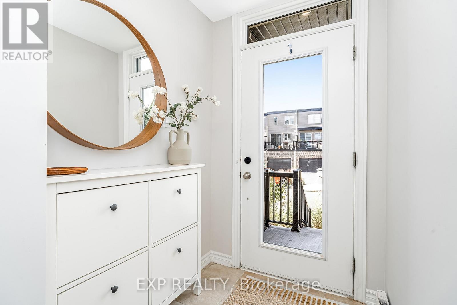 525 Ozawa Private, Ottawa, Ontario K1K 4Z8 - Photo 3 - X12613314