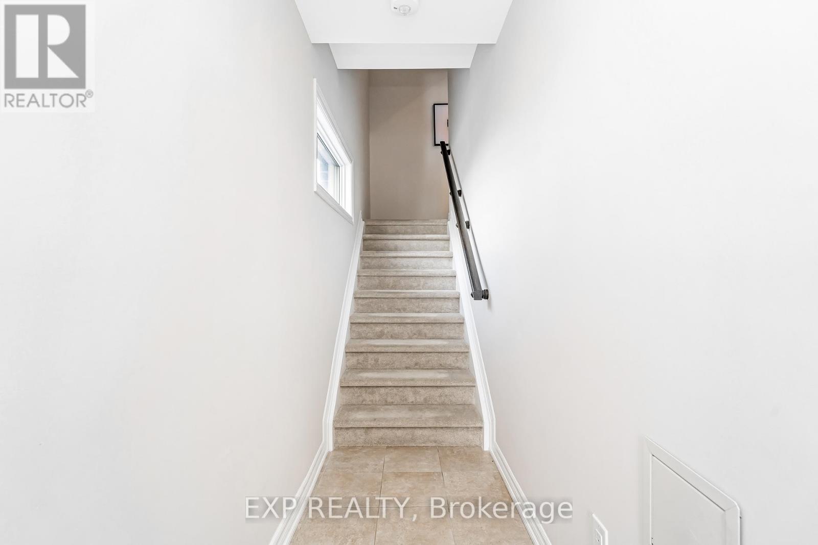 525 Ozawa Private, Ottawa, Ontario K1K 4Z8 - Photo 4 - X12613314