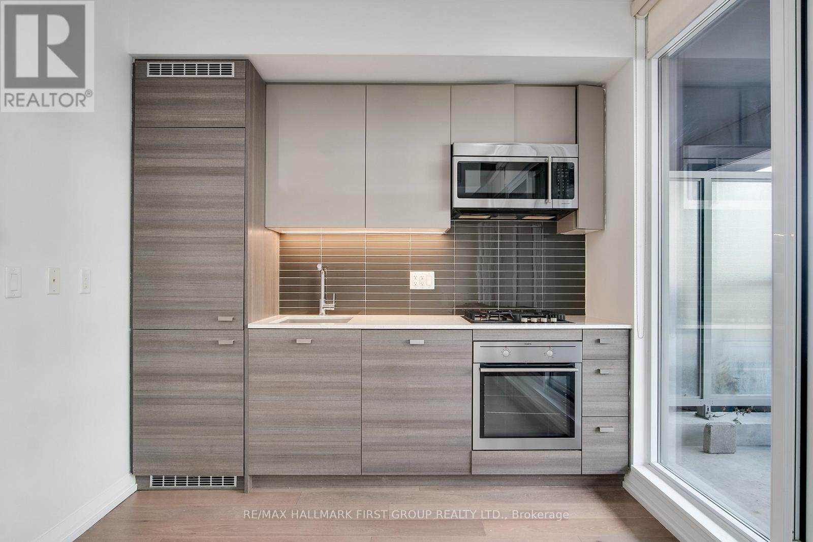 401 - 835 St Clair Avenue W, Toronto, Ontario  M6C 2N5 - Photo 4 - C12613452