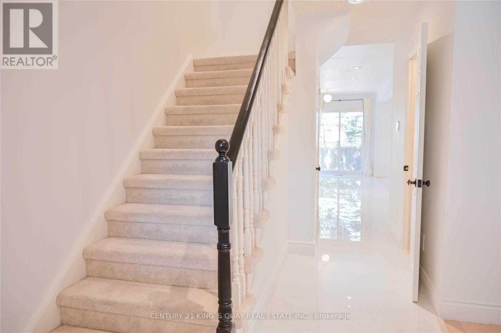 8 Samantha Circle, Richmond Hill, Ontario  L4B 2R3 - Photo 3 - N12613392