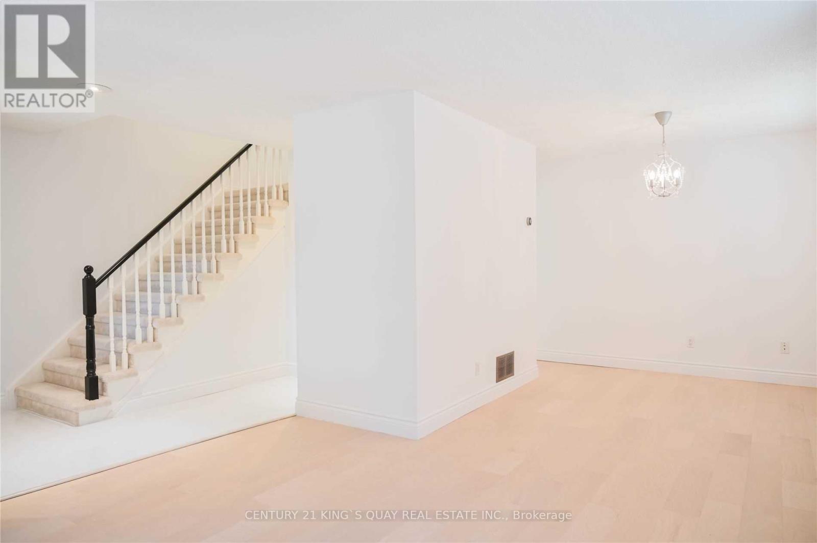 8 Samantha Circle, Richmond Hill, Ontario  L4B 2R3 - Photo 5 - N12613392