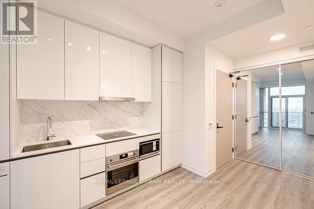 3608 - 8 Interchange Way, Vaughan, Ontario  L4K 5Z7 - Photo 9 - N12613442