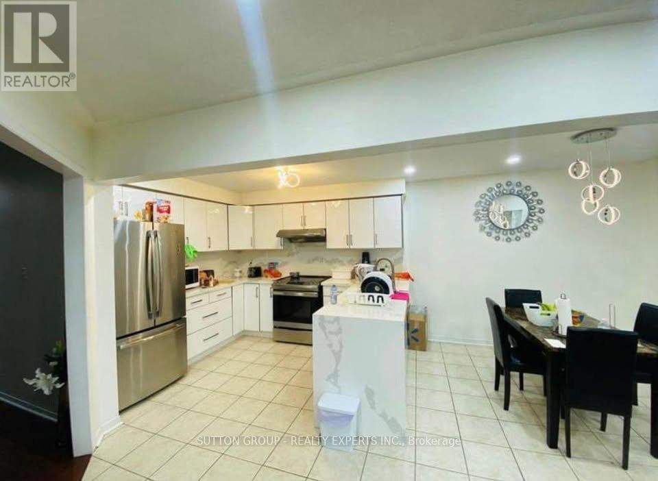 31 Farthingale Crescent, Brampton, Ontario  L7A 1S8 - Photo 3 - W12613350