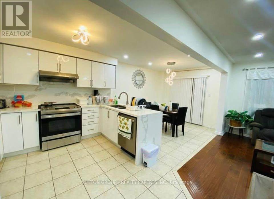 31 Farthingale Crescent, Brampton, Ontario  L7A 1S8 - Photo 4 - W12613350