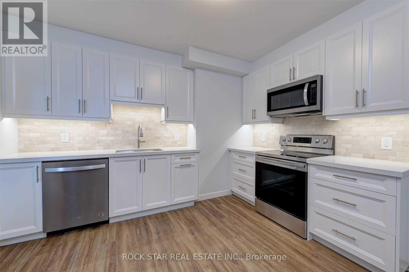 1 Baby Point Road, Toronto, Ontario  M6S 2E5 - Photo 14 - W12613466