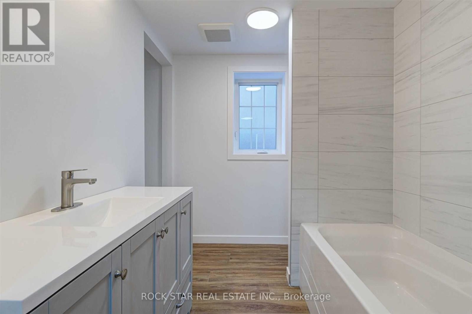 1 Baby Point Road, Toronto, Ontario  M6S 2E5 - Photo 17 - W12613466