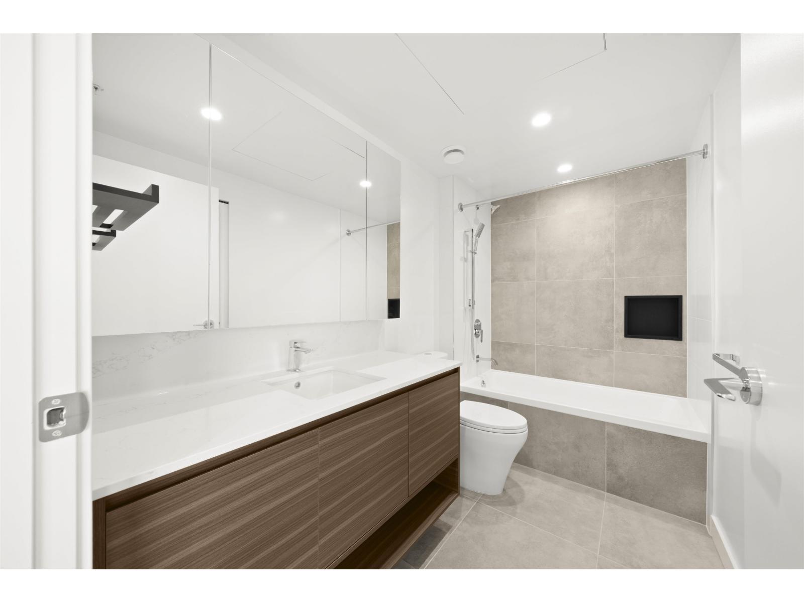 4208 13745 George Junction, Surrey, British Columbia  V3T 4Y3 - Photo 16 - R3064623