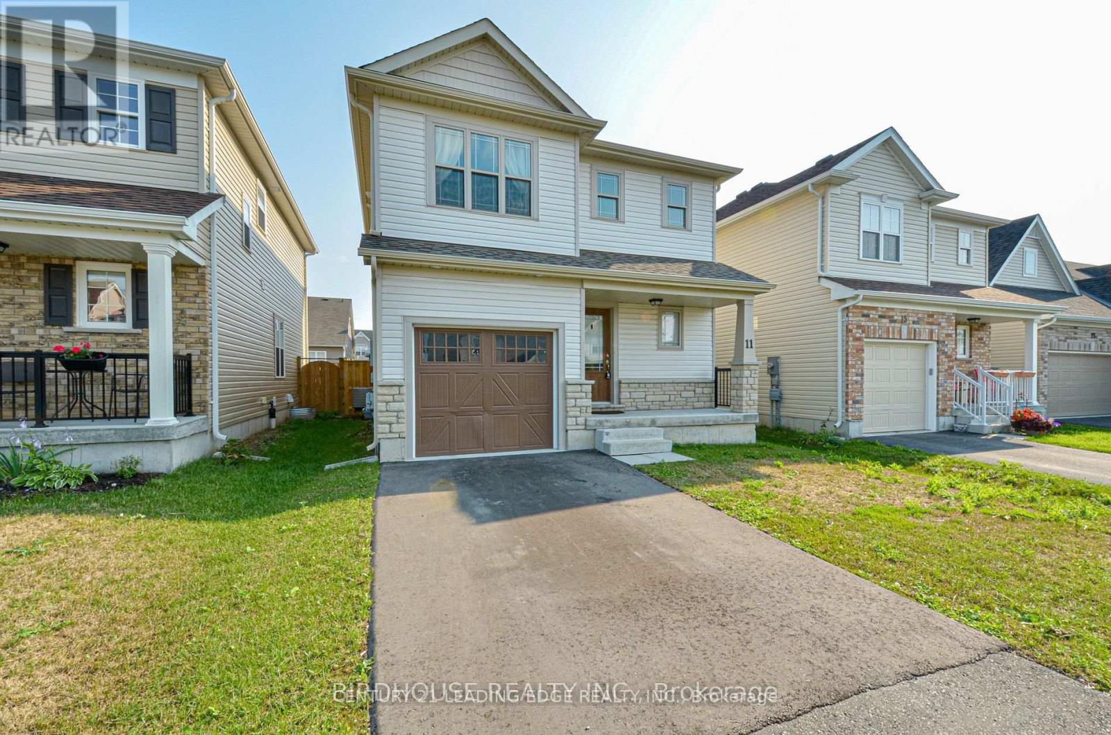 11 Silverbrook Avenue, Kawartha Lakes, Ontario  K9V 0B2 - Photo 3 - X12613382