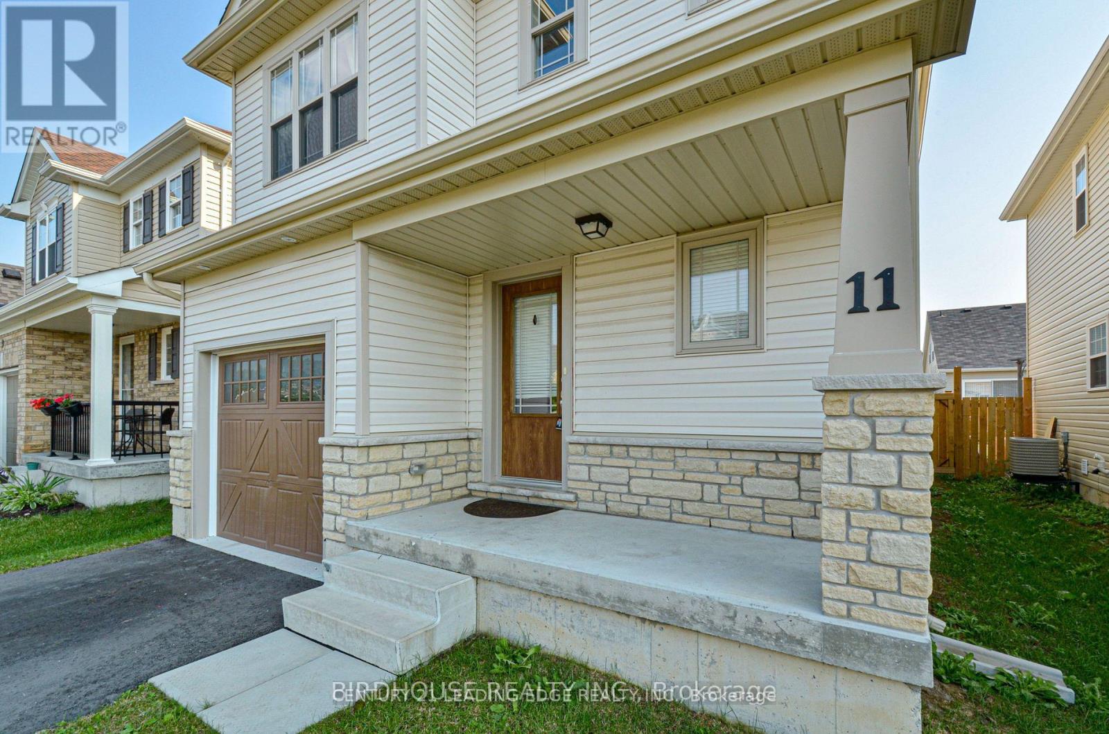 11 Silverbrook Avenue, Kawartha Lakes, Ontario  K9V 0B2 - Photo 4 - X12613382