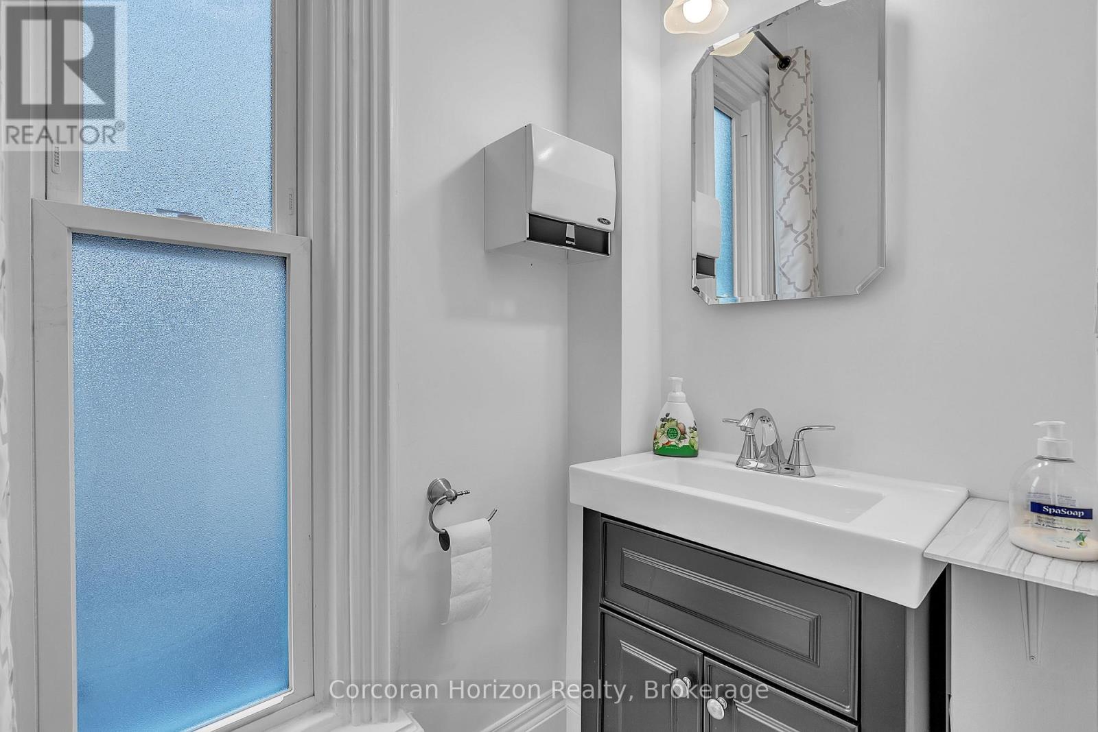 2nd Flr - 203 Macnab Street S, Hamilton, Ontario L8P 3C8 - Photo 13 - X12613504