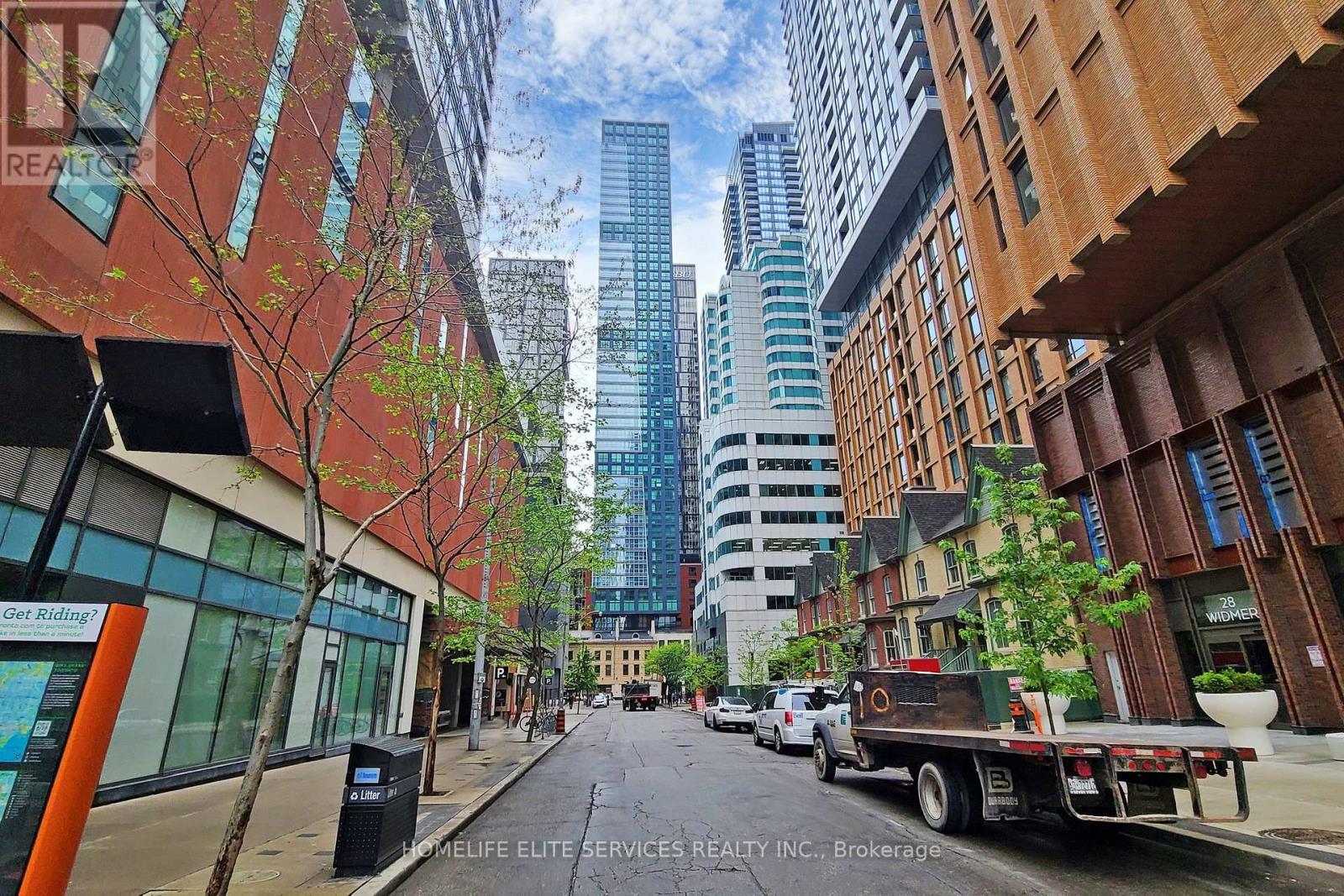 703 - 327 KING STREET W, Toronto, Ontario