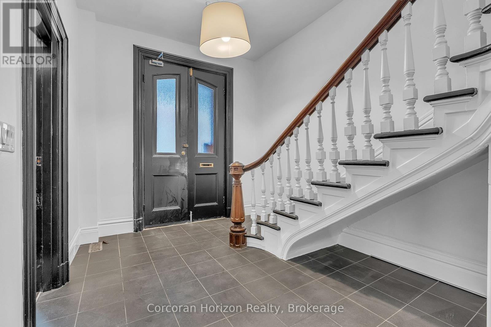 5 - 203 Macnab Street S, Hamilton (Durand), Ontario  L8P 3C8 - Photo 3 - X12613698