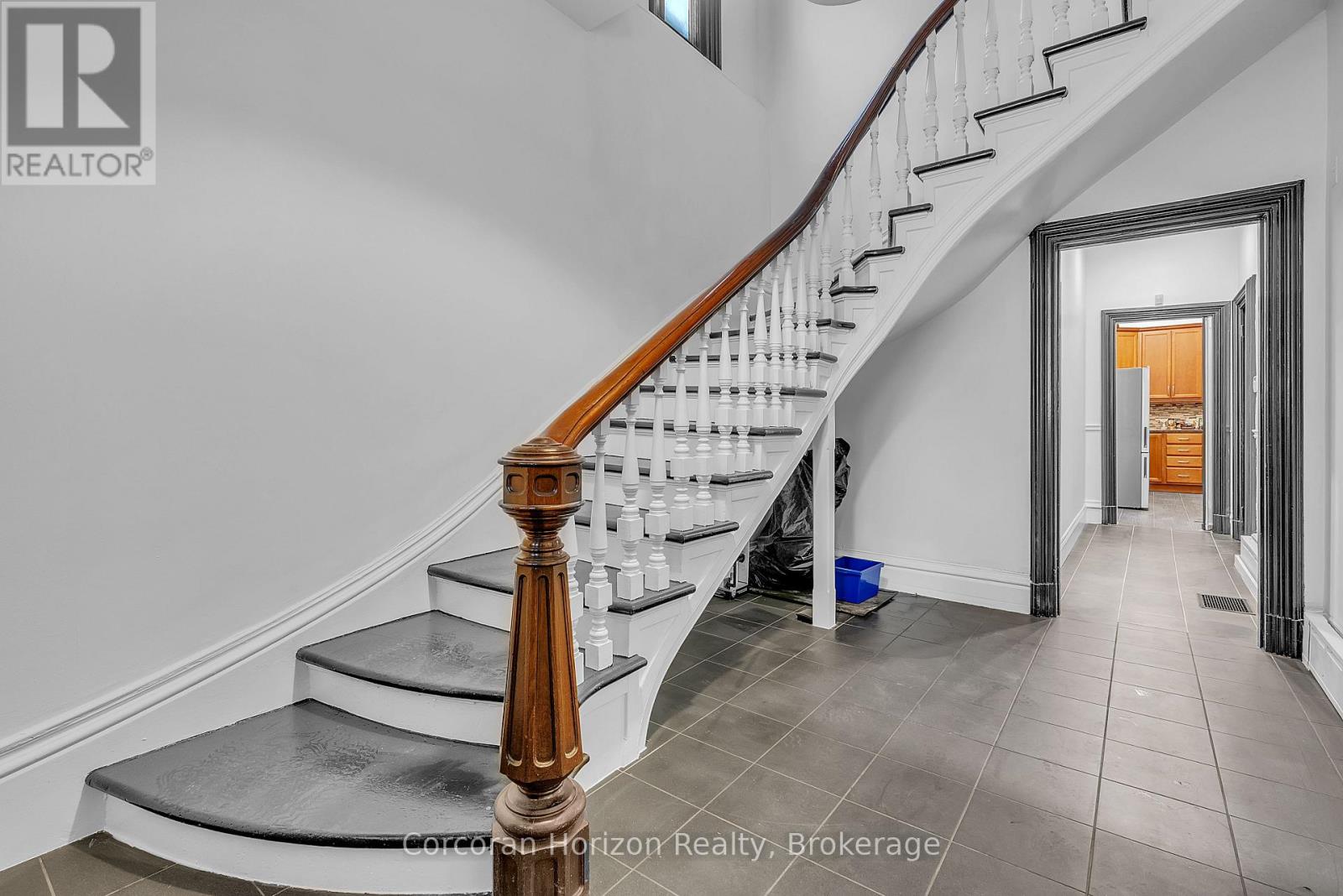 5 - 203 Macnab Street S, Hamilton (Durand), Ontario  L8P 3C8 - Photo 4 - X12613698