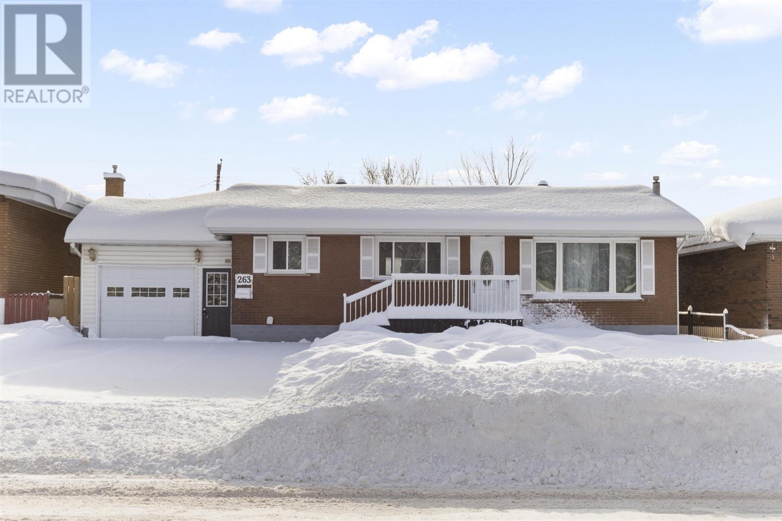 263 Second Lin E, Sault Ste. Marie, Ontario P6C 2M5 - Photo 2 - SM253433