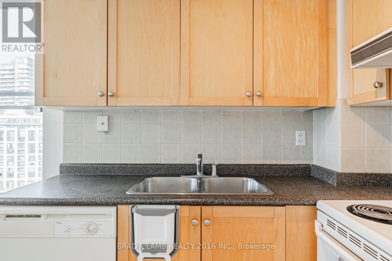 1122 - 650 Queens Quay W, Toronto, Ontario  M3V 3N2 - Photo 12 - C12613596