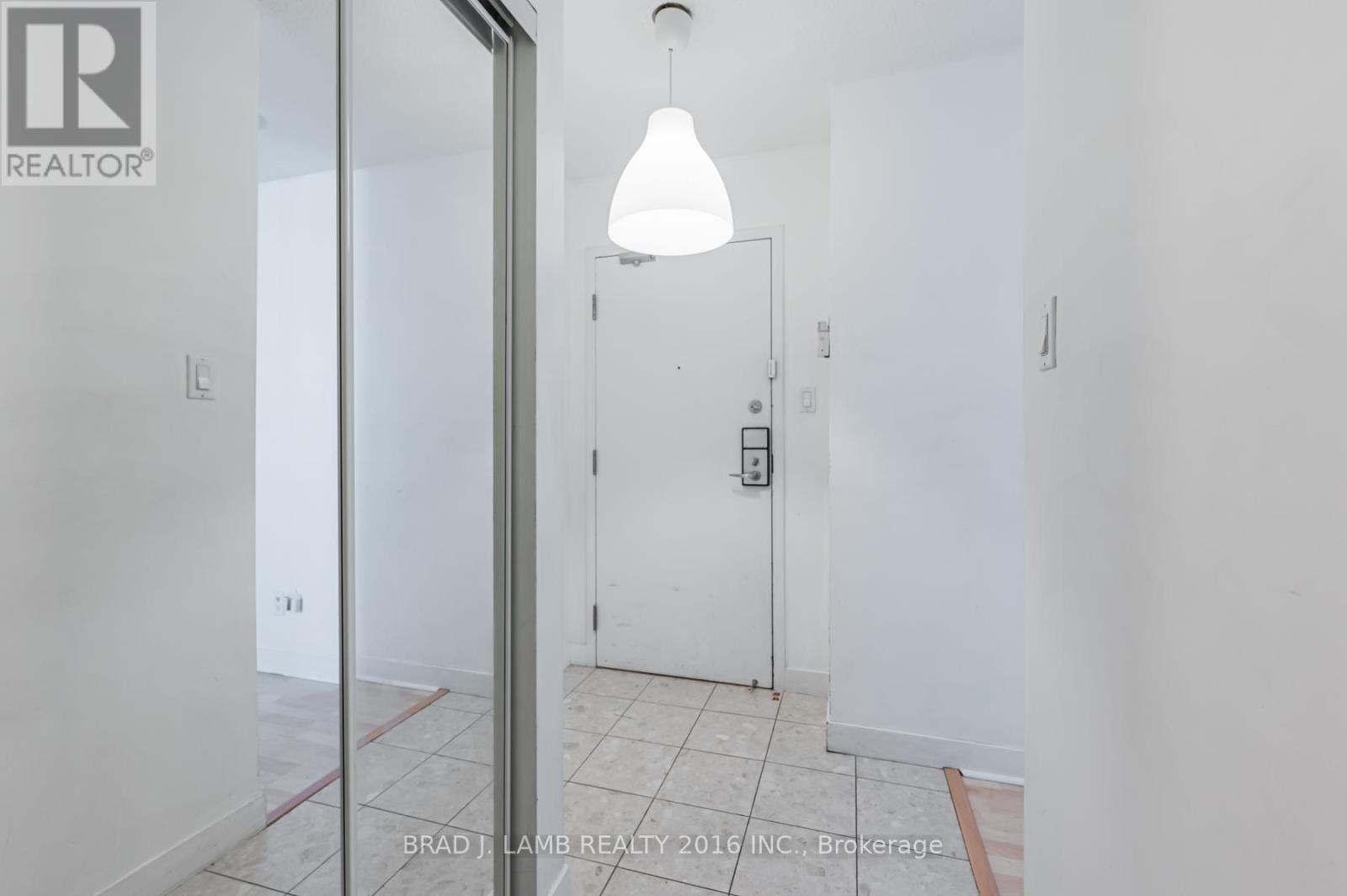 1122 - 650 Queens Quay W, Toronto, Ontario  M3V 3N2 - Photo 2 - C12613596