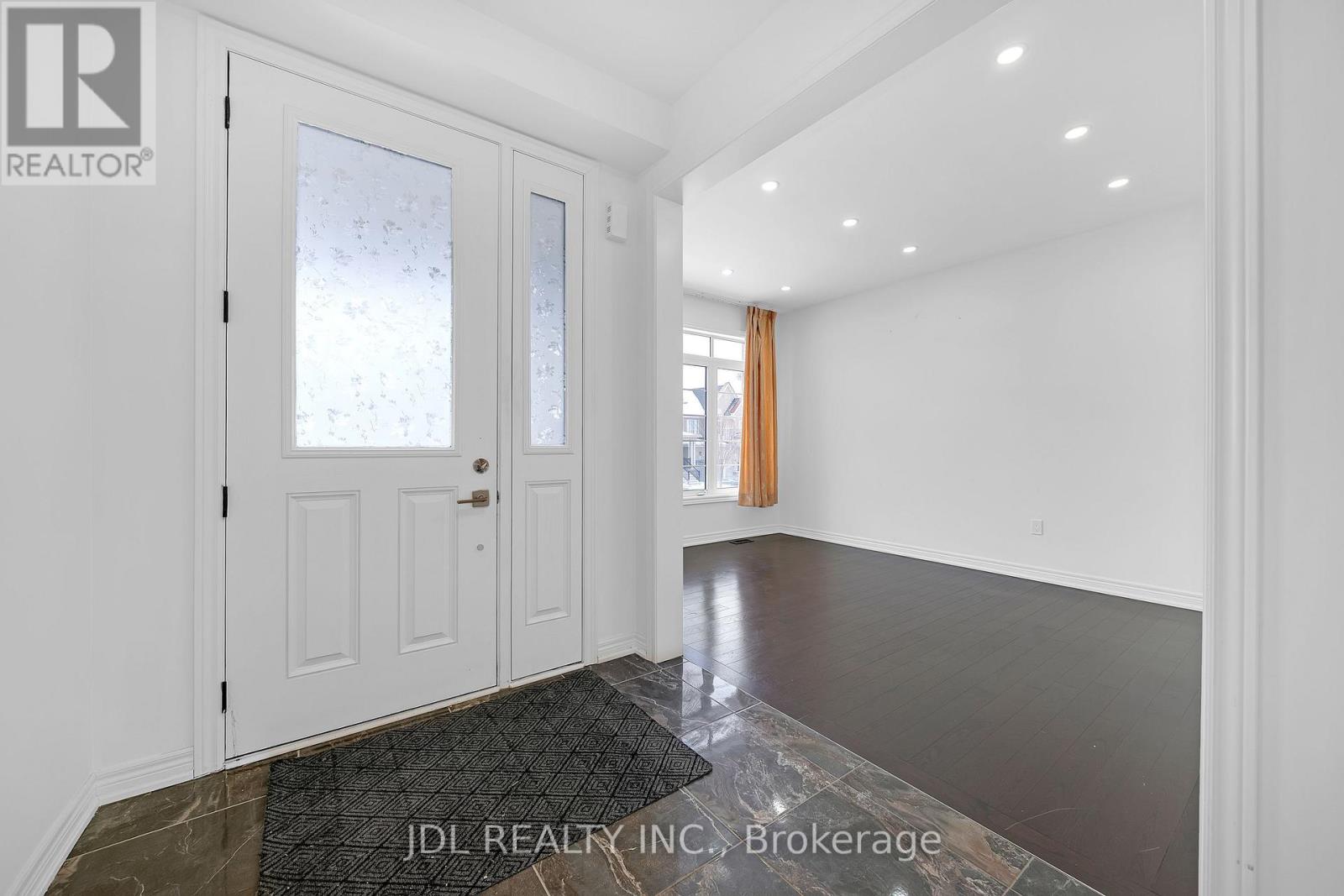 70 Forest Edge Crescent, East Gwillimbury, Ontario  L9N 0S6 - Photo 4 - N12613582