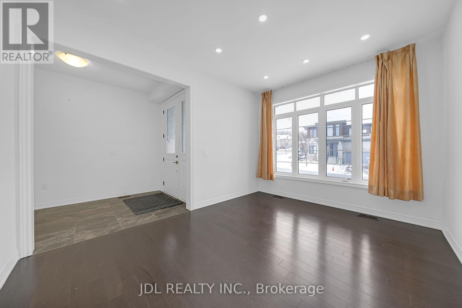 70 Forest Edge Crescent, East Gwillimbury, Ontario  L9N 0S6 - Photo 5 - N12613582