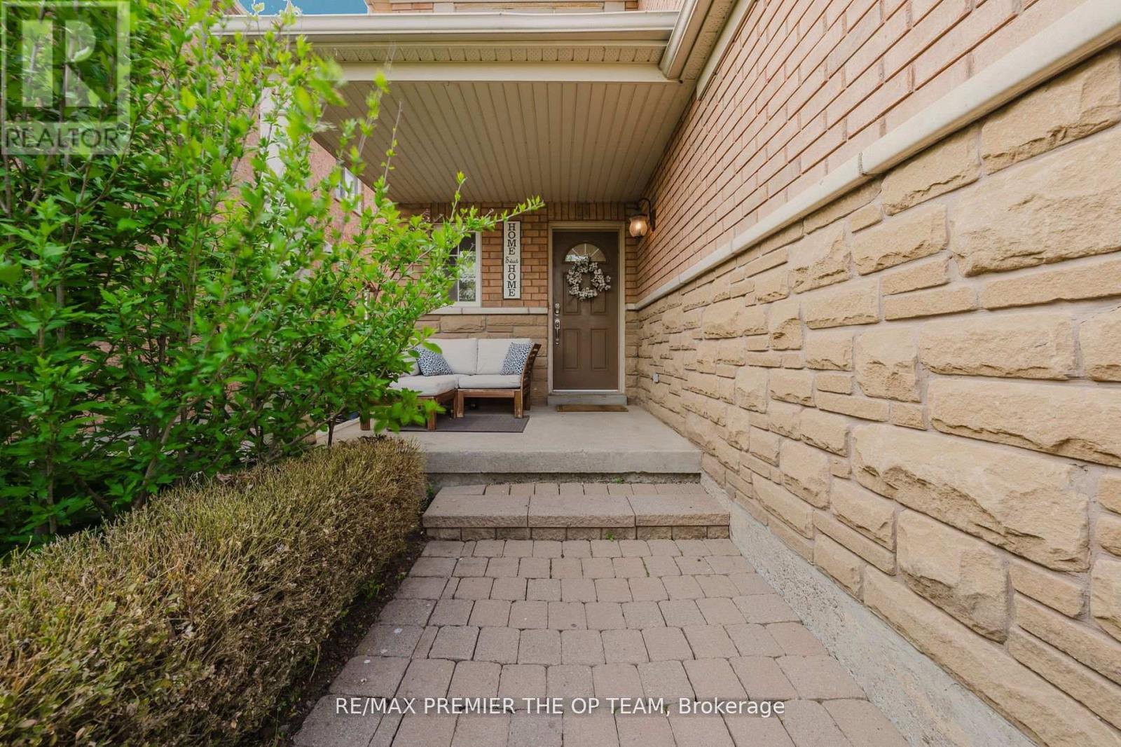 50 Beaverbrook Crescent, Vaughan, Ontario  L6A 3T3 - Photo 2 - N12613656