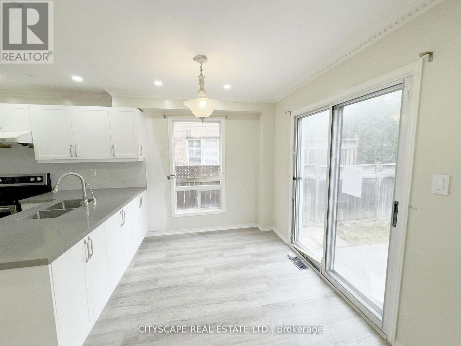 3310 Crimson King Circle, Mississauga, Ontario  L5W 8M8 - Photo 11 - W12613624