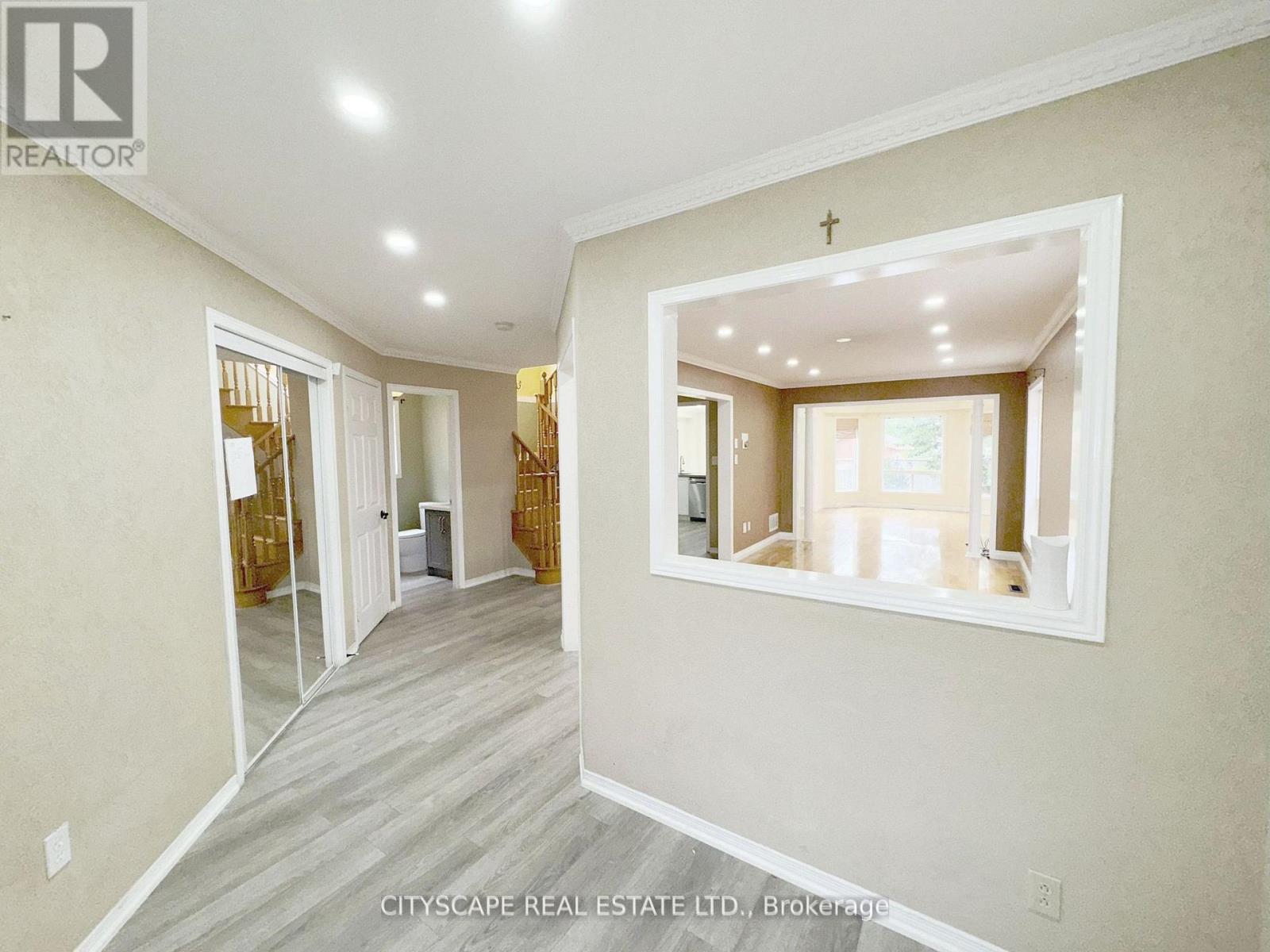 3310 Crimson King Circle, Mississauga, Ontario  L5W 8M8 - Photo 5 - W12613624