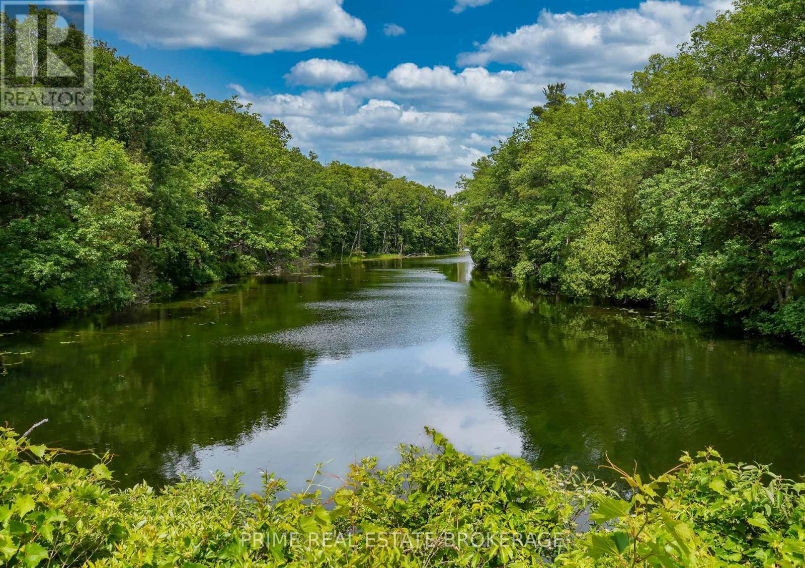 10142 Pinery Bluffs Road, Lambton Shores, Ontario  N0M 1T0 - Photo 39 - X12355902