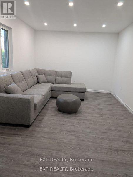 201 Garden Avenue, Georgina, Ontario  L4P 2L3 - Photo 10 - N12613746