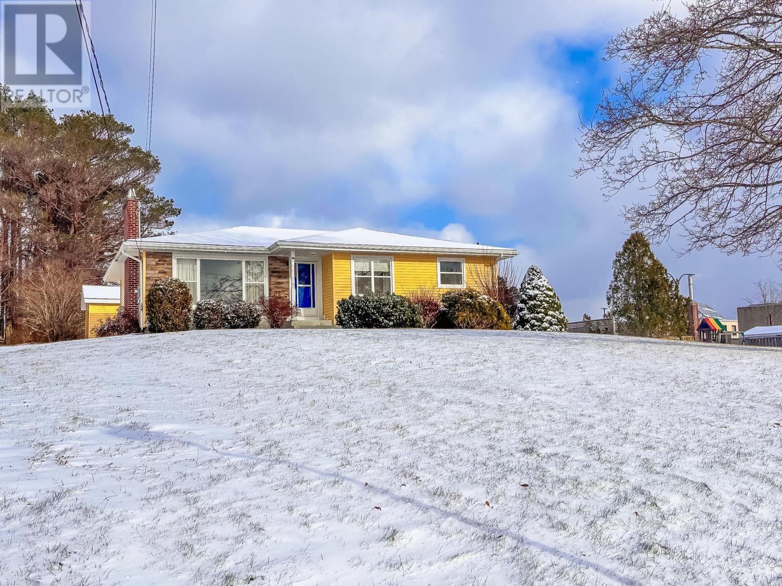 266 Green Street, Lunenburg, Nova Scotia  B0J 2C0 - Photo 1 - 202514060