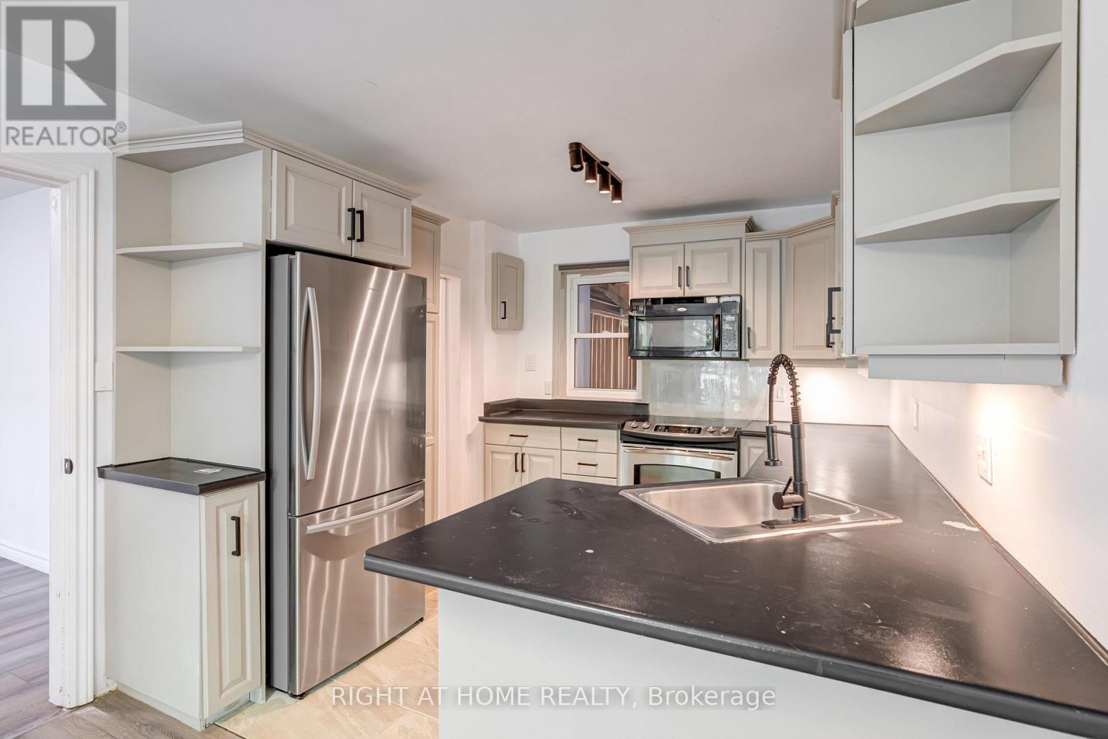 9 Belfast Court, St. Catharines, Ontario  L2R 1P3 - Photo 12 - X12613718