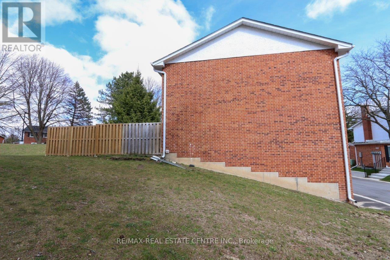 1 - 411 Keats Way, Waterloo, Ontario  N2L 5S7 - Photo 5 - X12465988