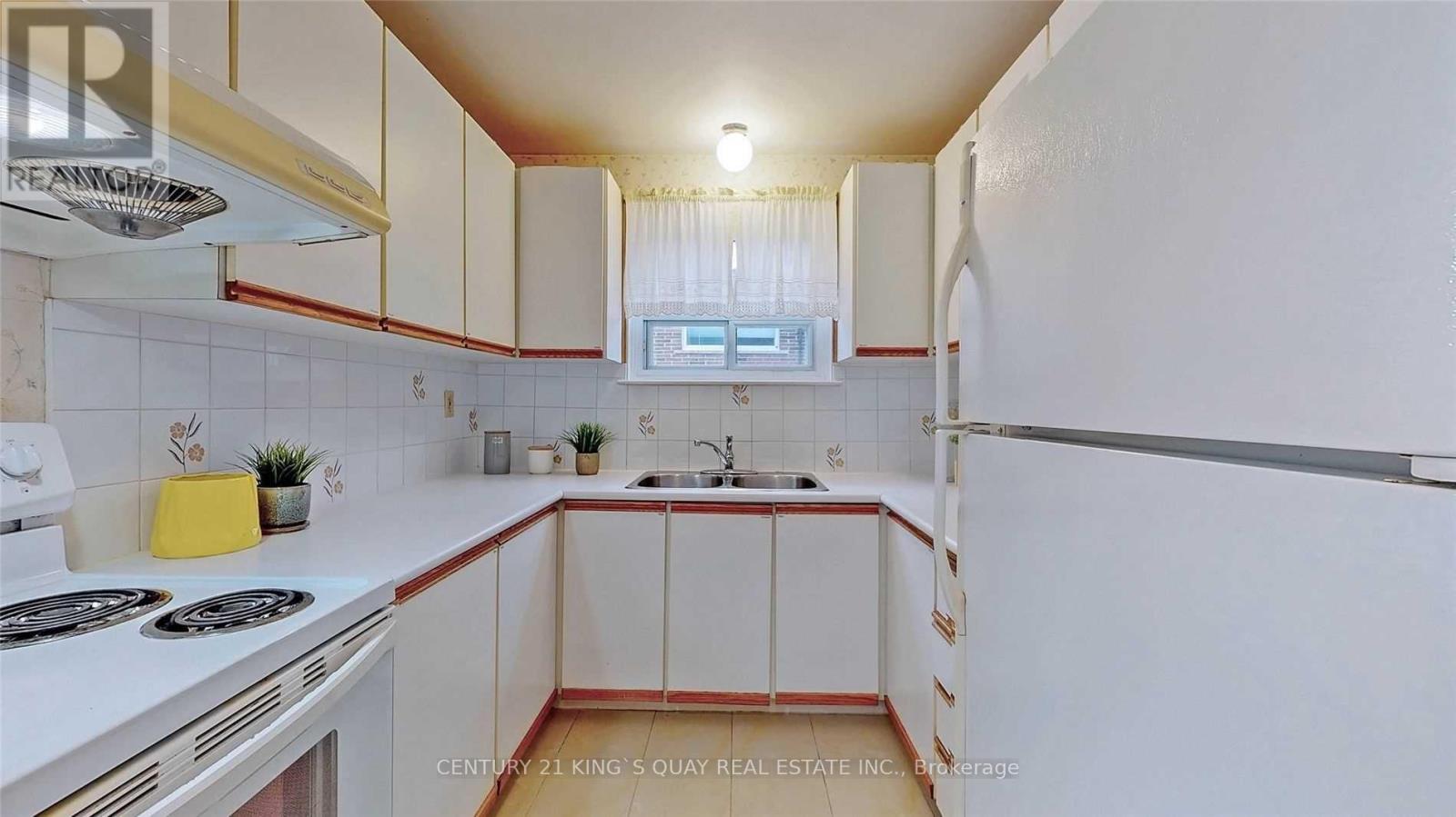 16 Kingslake Road, Toronto, Ontario  M2J 3C9 - Photo 9 - C12613818